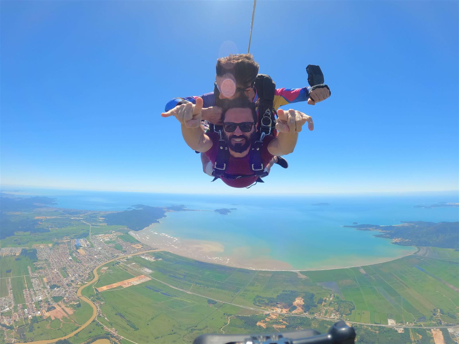 Salto duplo com vista do litoral catarinense — DZ47